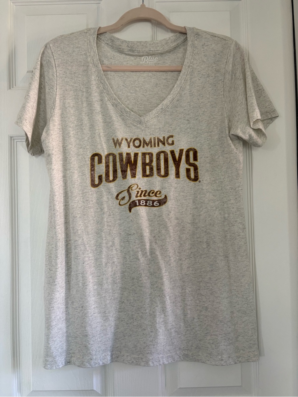 UNIVERSITY OF WYOMING COWBOYS WOMENS TEE XL V NECK EXC CONDITION "GO WYO" !!!